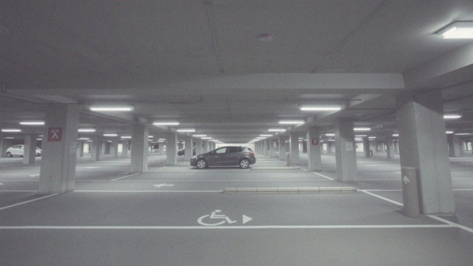 Jakie miejsca parkingowe oferuje parking podziemny Marriott?
